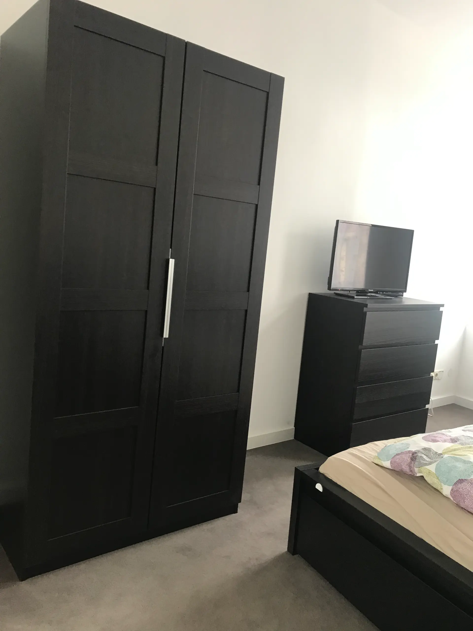 Schlafzimmer mit Kleiderschrank und Kommode