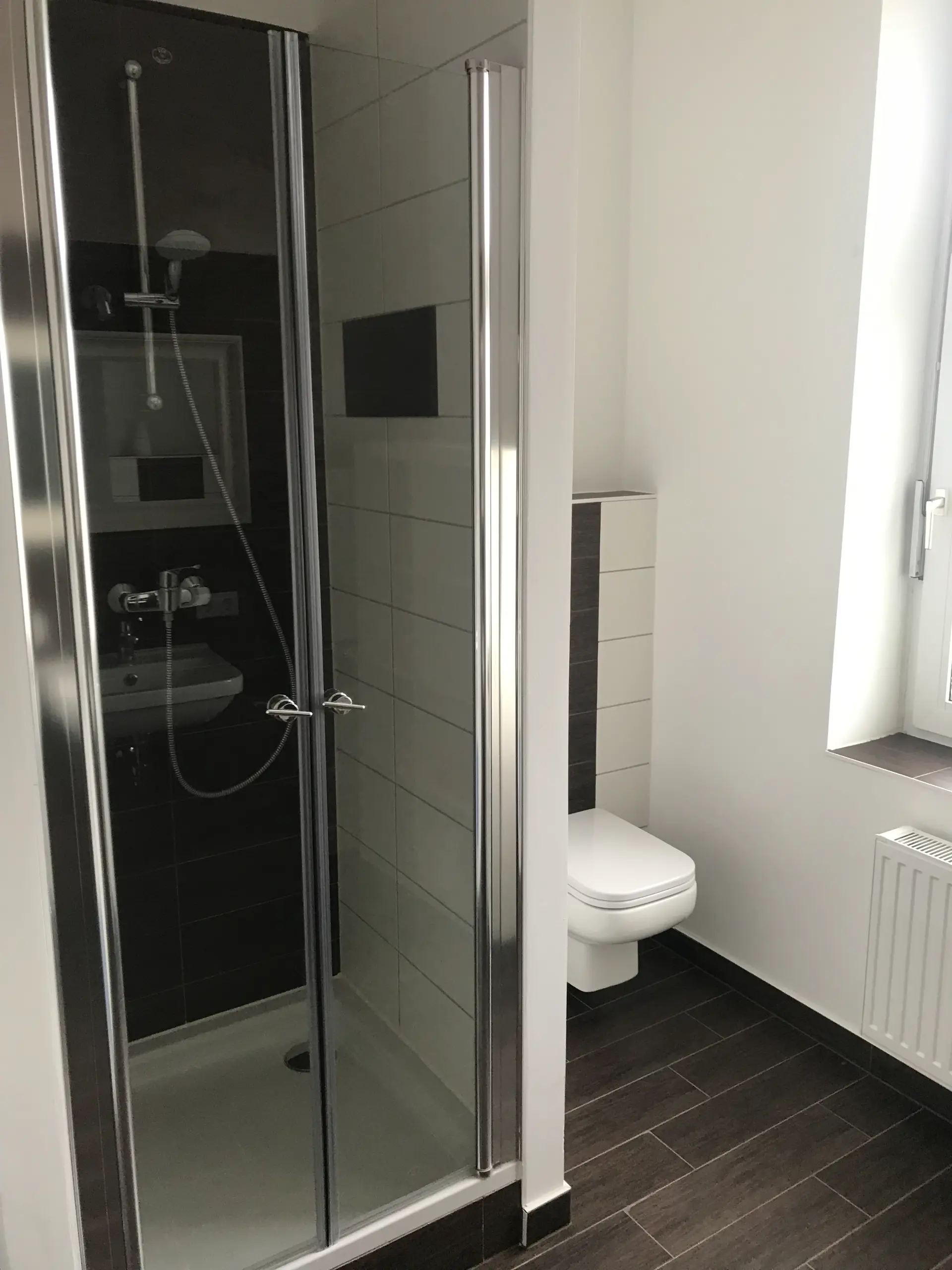 Badezimmer mit Dusche und WC