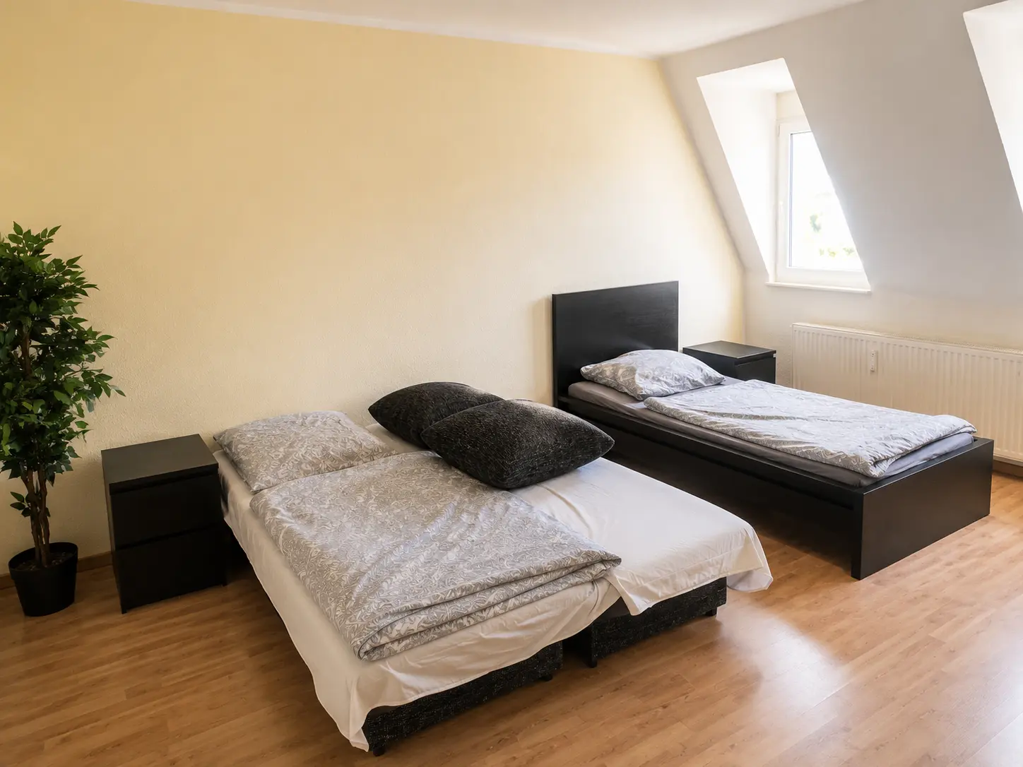 Geräumiges Schlafzimmer mit zwei Einzelbetten