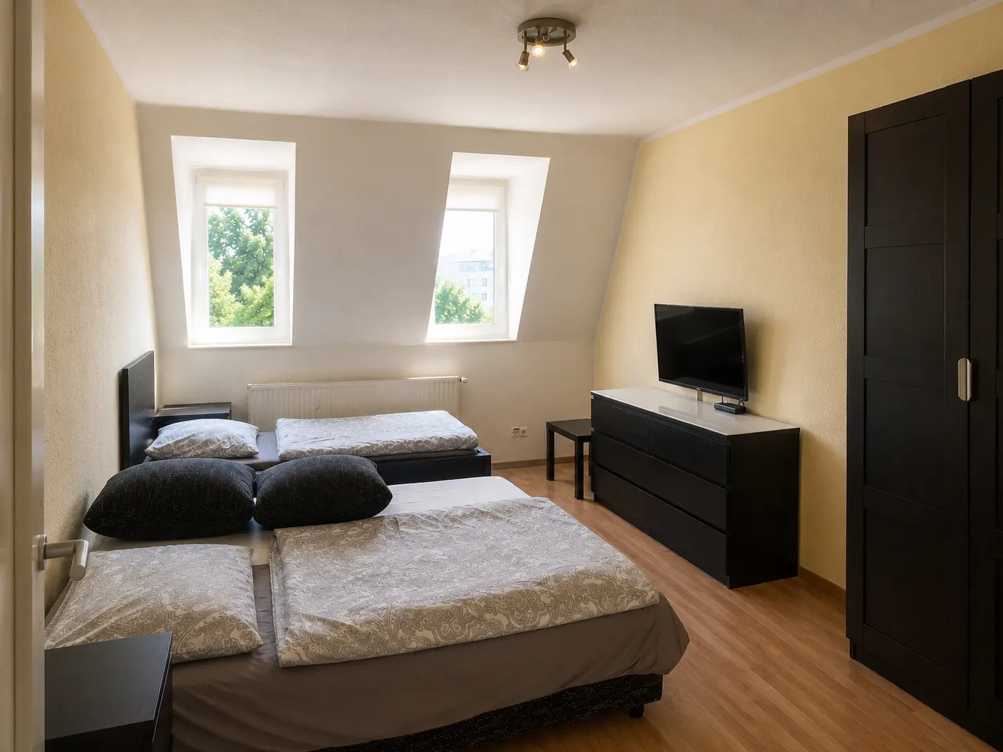 Schlafzimmer mit zwei Einzelbetten und Kleiderschrank