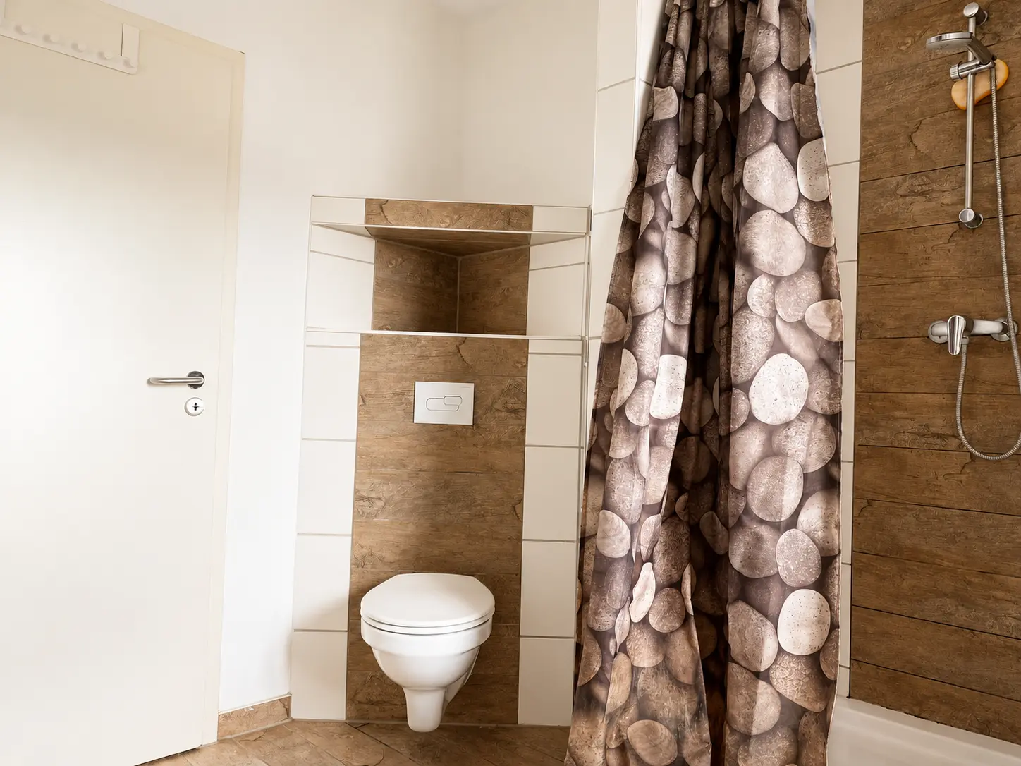 Badezimmer mit WC und Dusche