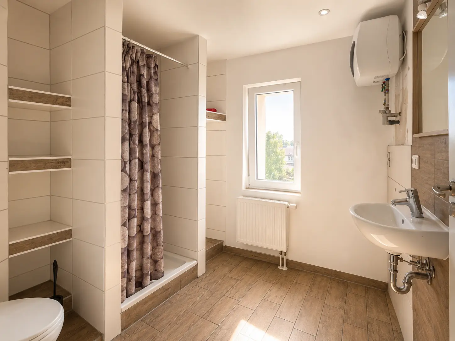 Badezimmer mit Dusche und Fenster