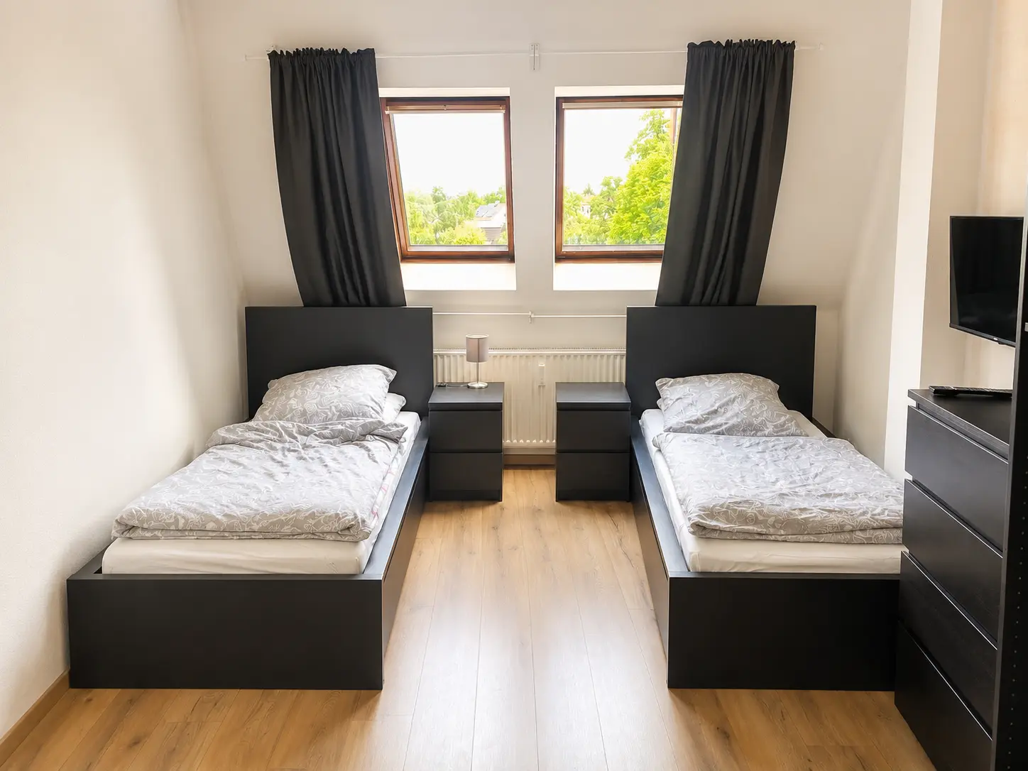 Schlafzimmer mit zwei Einzelbetten