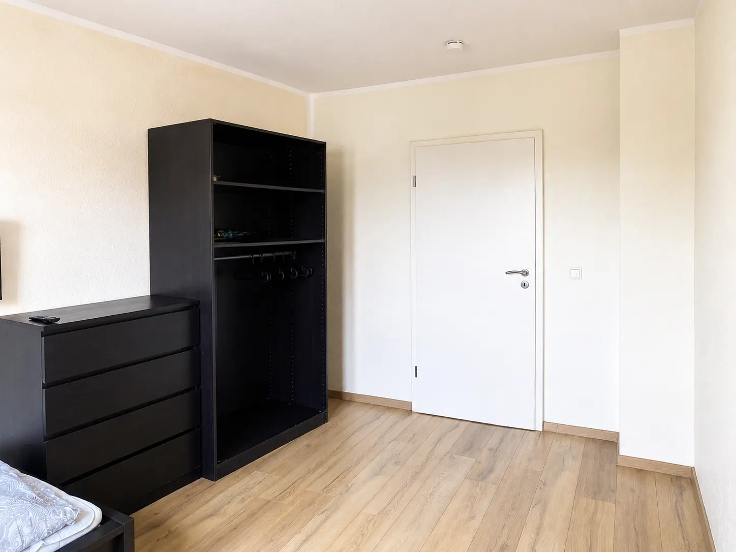 Schlafzimmer mit Kleiderschrank und Kommode