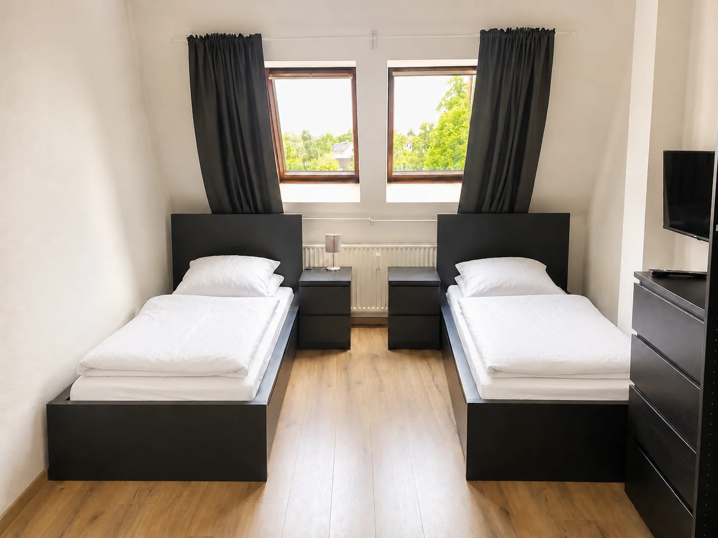Schlafzimmer mit zwei Einzelbetten und Kleiderschrank