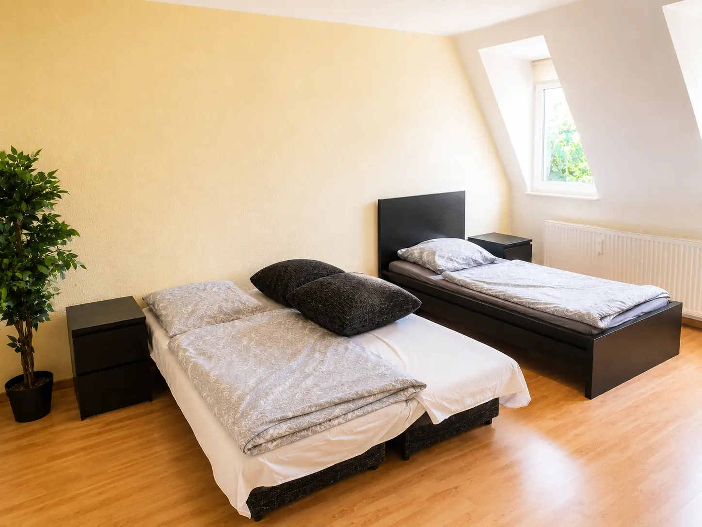 Schlafzimmer mit zwei Einzelbetten und Nachttischen