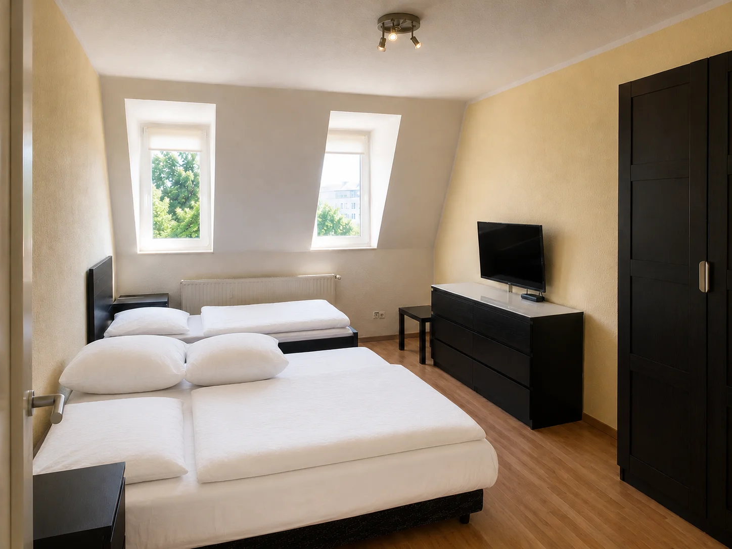 Schlafzimmer mit Doppelbett und Dachfenster