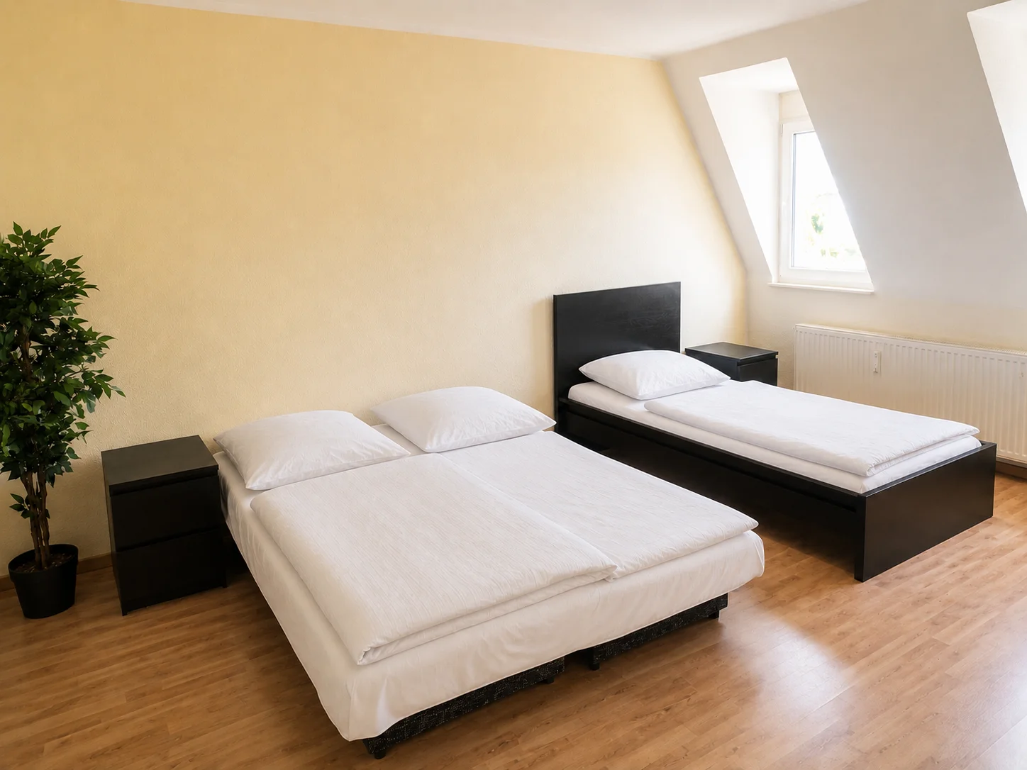 Schlafzimmer mit Doppelbett und Dachfenster