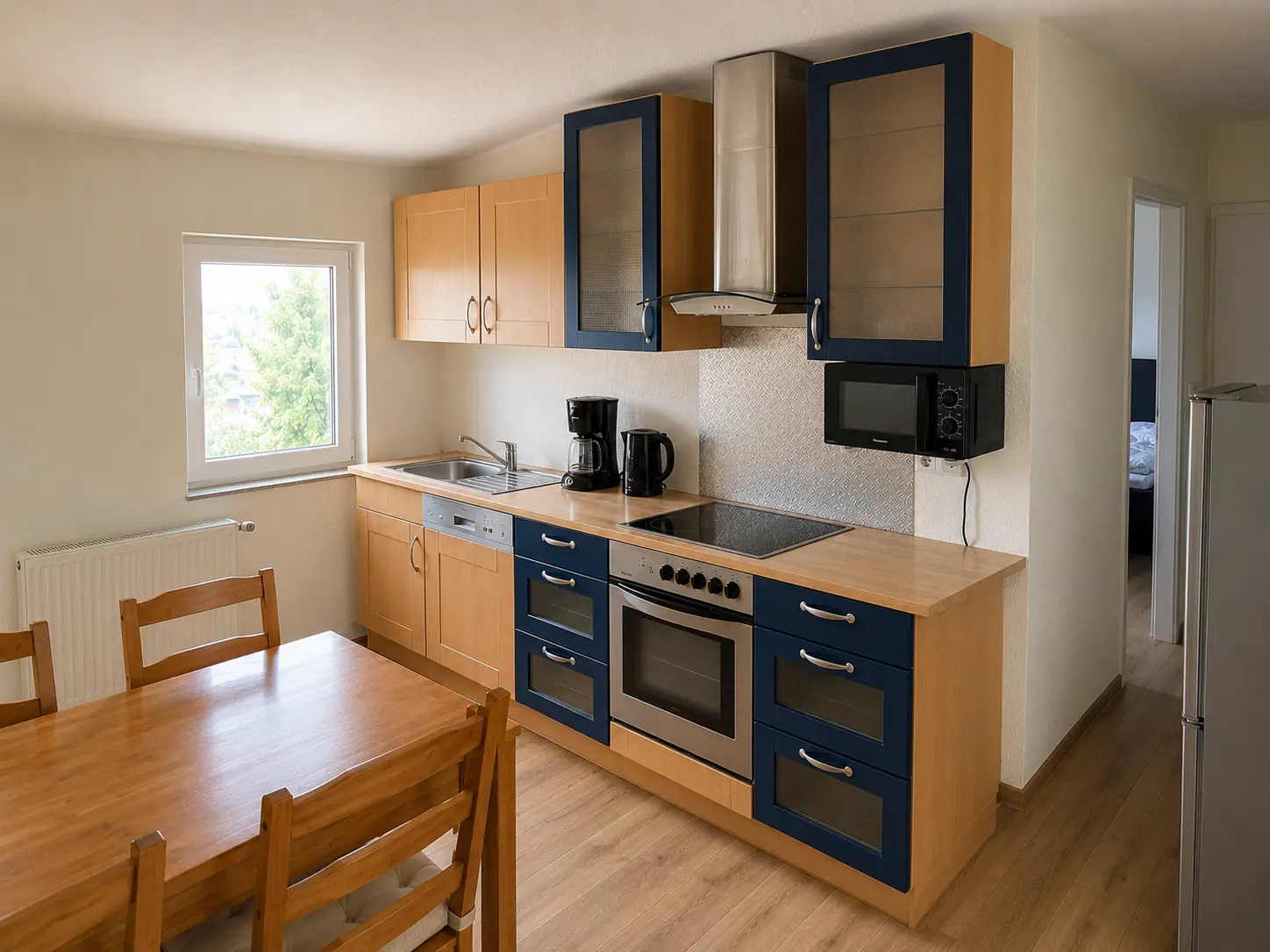Küche mit Backofen, Ceranfeld und Mikrowelle