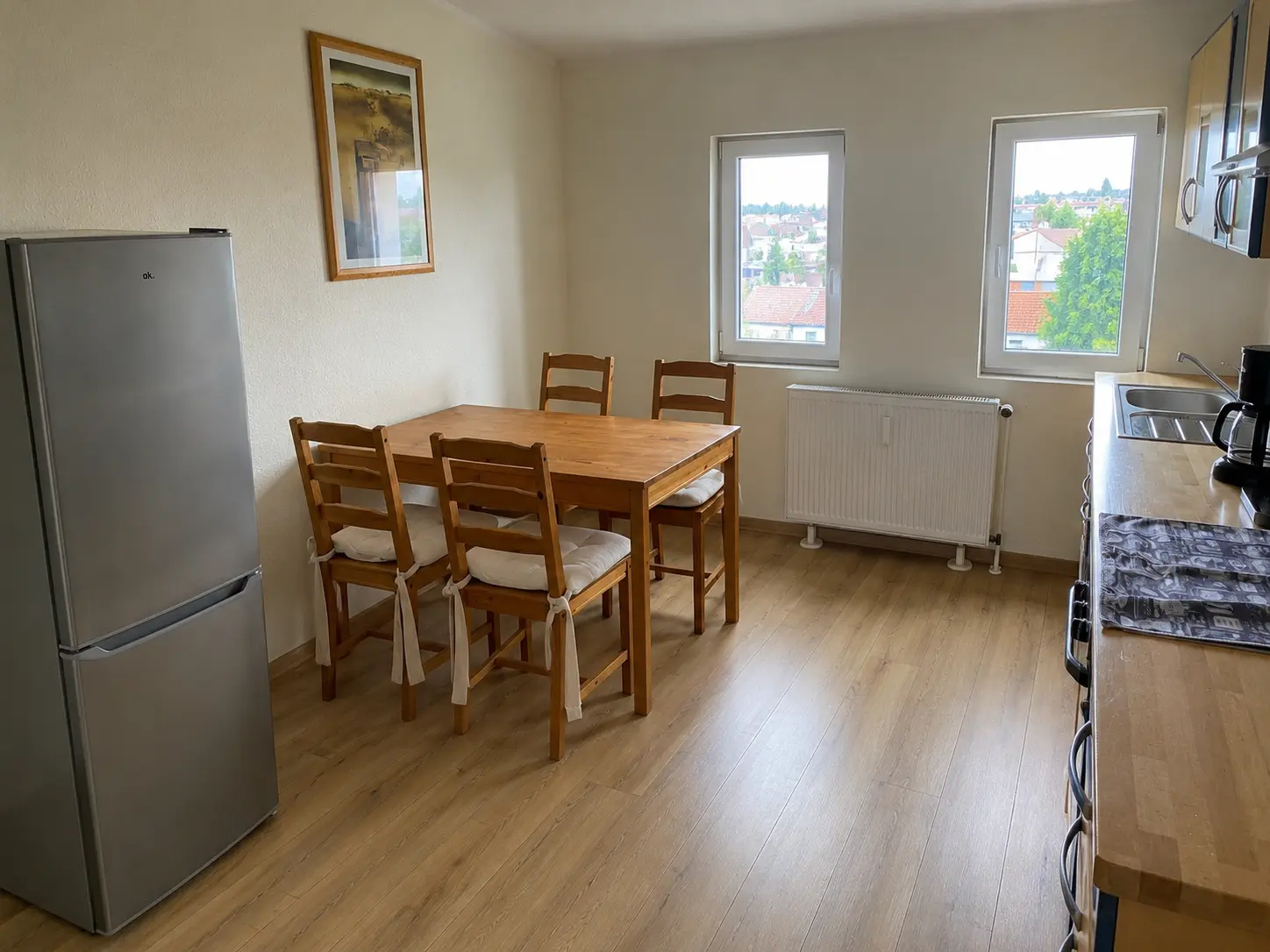 Essbereich mit Esstisch und Kühlschrank