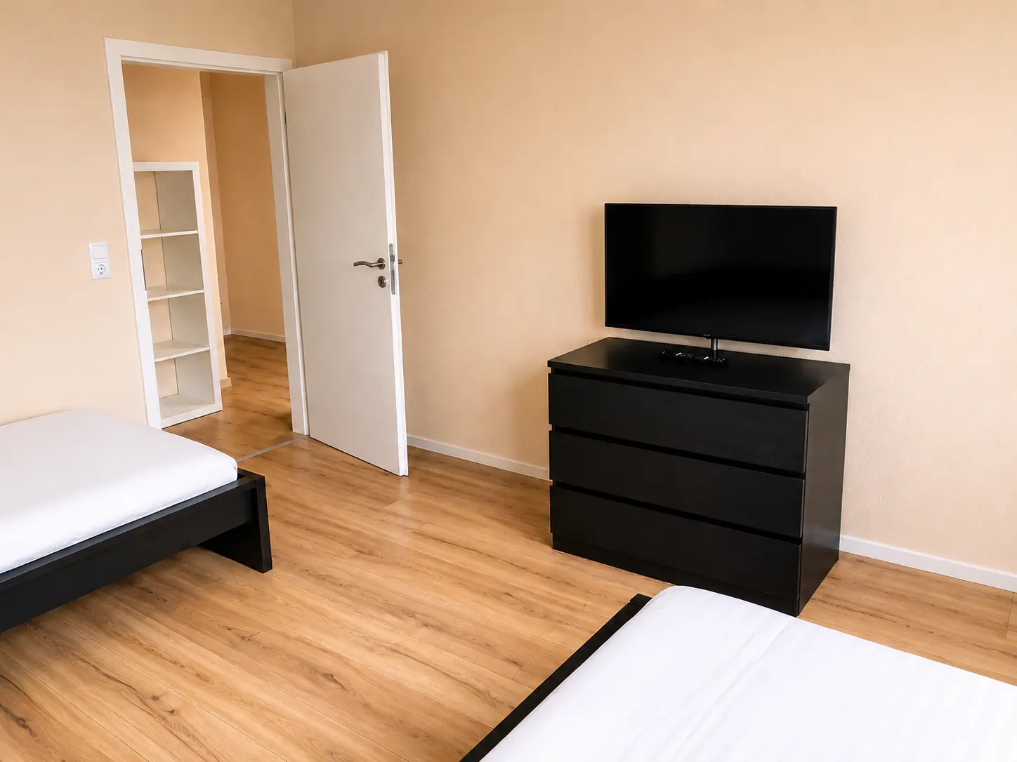 Schlafzimmer mit zwei Einzelbetten und TV