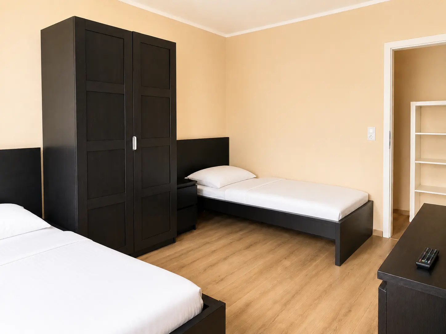 Schlafzimmer mit zwei Einzelbetten und Kleiderschrank