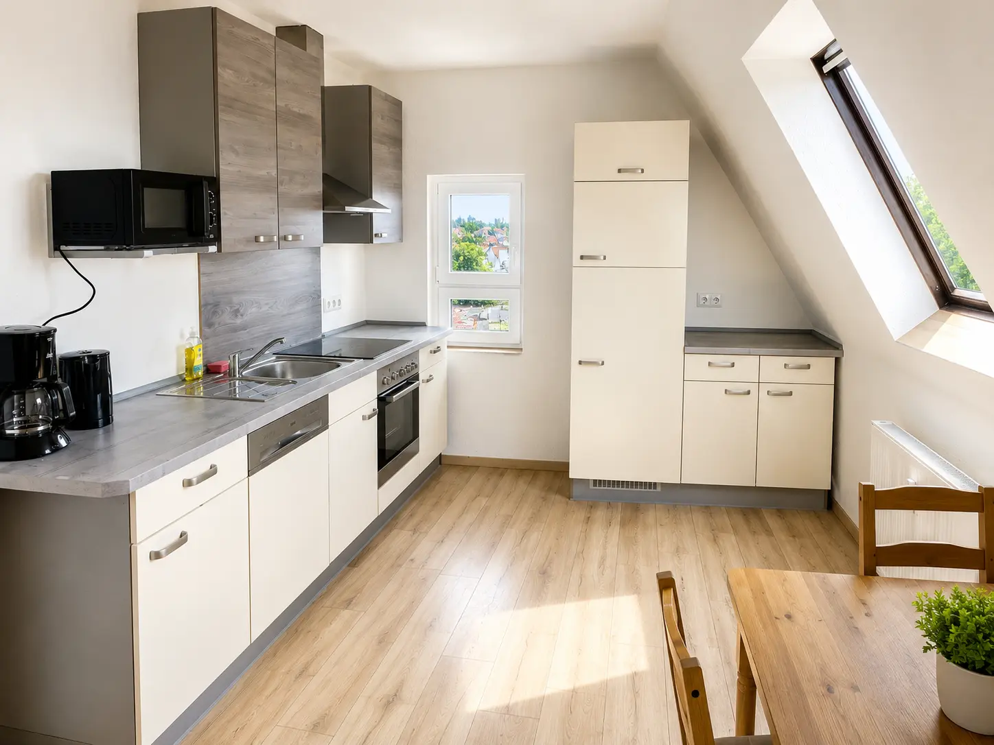 Einbauküche mit Mikrowelle, Backofen und Kühlschrank